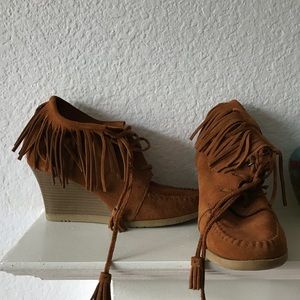 🦂 Minnetonka Fringe Wedges